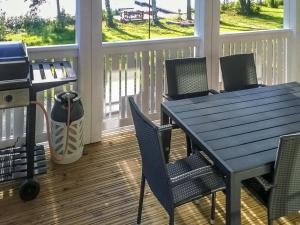 Löytö乌尔赫别墅度假屋的一个带蓝色桌子和椅子的屏蔽门廊