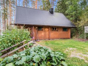 VuoriniemiHoliday Home Iltarusko by Interhome的树林中的小木屋,带围栏