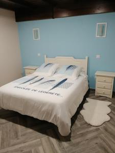 La CodoseraApartamento La Sierra的卧室配有一张带白色棉被的大床