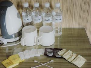 北赖桑布朗洁雅布兰克酒店的配有瓶装水和搅拌机的桌子