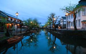 仓敷Temari Inn Oitoma的城市的运河,晚上有路灯