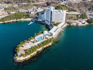小豆岛小豆岛海湾度假酒店的水面上酒店空中景色