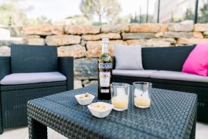 CabasseVilla Marie - Provence Côte d'Azur的一张桌子上放着一瓶葡萄酒,放上两杯