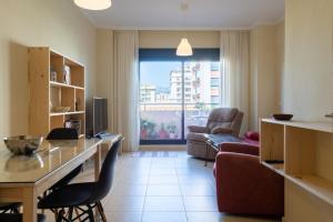 托雷德尔马尔Apartamento Atalaya Playa的客厅配有沙发和带电视的桌子