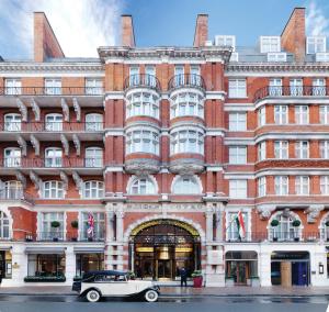 伦敦圣詹姆士庭院-阿塔酒店-伦敦的停在大楼前的旧车