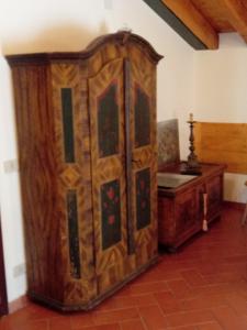 维托里奥·威尼托La Residence da Caterina的一张大木橱柜,房间配有书桌