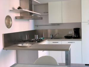 马内尔巴奥斯酒店的厨房配有白色橱柜和台面
