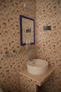 图杜易福拉特朵宾馆的一间带水槽和镜子的浴室