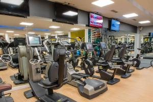 索布里奇沃思格鲁夫庄园高尔夫酒店&乡村俱乐部的健身房设有一排跑步机和有氧运动器材
