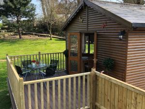 Cosy dog friendly lodge with an outdoor bath on the Isle of Wight外面的花园