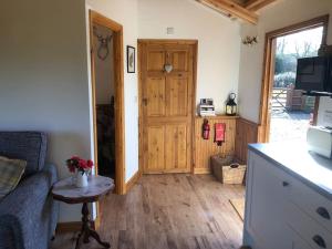Cosy dog friendly lodge with an outdoor bath on the Isle of Wight的电视和/或娱乐中心