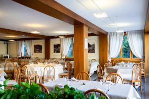 法杰托拉廖瓦波雷餐厅酒店的一间设有白色桌椅的用餐室
