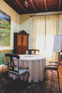 帕尔彭坦克庄园酒店&餐厅的配有桌椅和绘画的房间