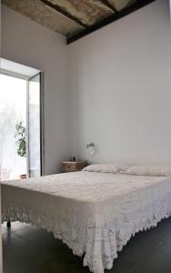 巴勒莫Casa Nonnona的一间卧室配有一张带白色床罩的床
