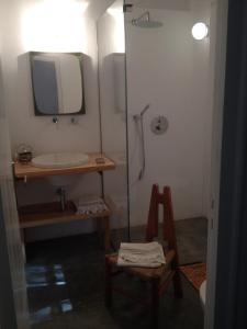 巴勒莫Casa Nonnona的带淋浴、盥洗盆和镜子的浴室
