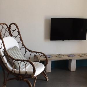 巴勒莫Casa Nonnona的客厅配有椅子和一张桌子及电视