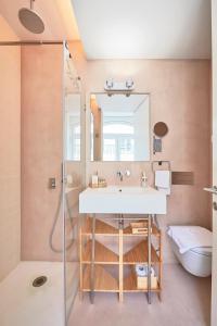 里斯本Ouro Grand by Level Residences的一间带水槽和淋浴的浴室