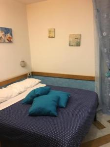 莱里奇Affittacamere La Baia Di Lerici的一张床上有蓝色枕头的睡床