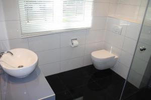 波别罗沃Dom letniskowy Gnieźnieńska Pobierowo的白色的浴室设有水槽和卫生间。
