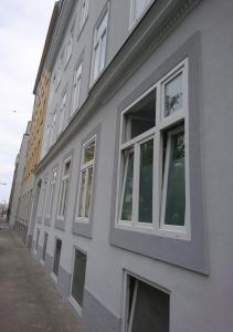维也纳Sweet Dreams的建筑物一侧的一排窗户