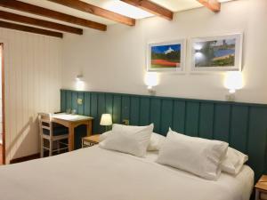 弗鲁蒂亚尔Hotel Frutillar的卧室配有白色的床和绿色的墙壁