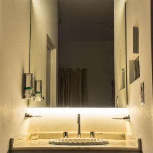 Ciudad de LoretoCh Loreto Hotel Boutique的一间带水槽和镜子的浴室