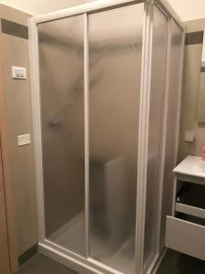 安达洛Mirtillhouse的浴室里设有玻璃门淋浴