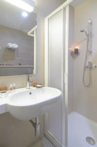 米兰B&B Hotel Milano Aosta的白色的浴室设有水槽和淋浴。