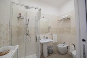 那不勒斯B&B Galleria Principe di Napoli的白色的浴室设有水槽和淋浴。