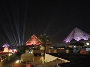 开罗Atlantis pyramids inn的享有金字塔的景色