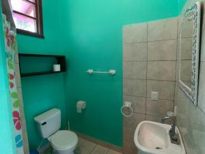 别霍港鲁纳卡里贝纳村宾馆的绿色浴室设有卫生间和水槽