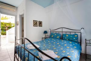 斯派赛斯克里斯蒂娜别墅酒店的一间卧室配有一张带蓝色棉被的床
