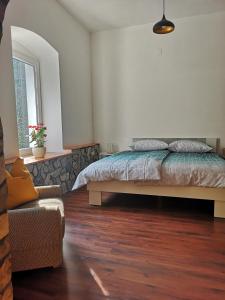 托尔明Apartma Humar的一间卧室配有一张床和一张沙发
