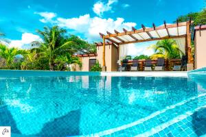 萨玛拉Hotel Casa Buenavista - Adults only的一个带凉亭的度假村的游泳池