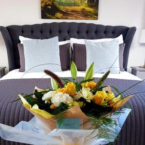 韦姆The Moorhead Bed & Breakfast的床上的鲜花托盘