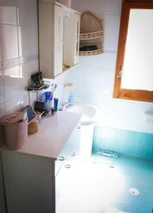 马奥莱Il rifugio di Elena的一间带水槽和台面的浴室