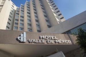 墨西哥城Hotel Valle de Mexico Toreo的建筑前的墨西哥山谷标志