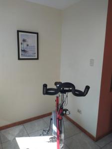 伊洛Apartamento Sotillo的一辆停在墙上的红色自行车