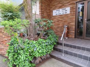 箱根Hakone Miyanoshita Myojokan的台阶上放着一束植物的房子