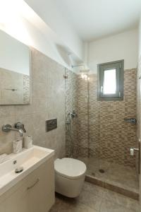 纳克索乔拉Sweet Home Naxos的带淋浴、卫生间和盥洗盆的浴室
