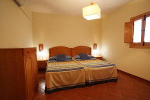 奥雷利亚纳拉维耶哈Casa Rural Casa de las Aves的一间卧室配有一张带两个枕头的床