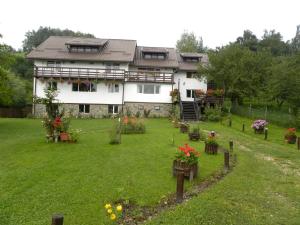 布朗喀尔巴阡山脉雄鹿旅馆的花草庭院度假屋