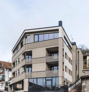 圣杰内肖阿泰西诺Luis & die Buabm - Gasthof Jenesien的公寓大楼设有阳台和窗户。