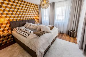 布拉迪斯拉发More Than Hotel & Accommodation的一间卧室设有一张床,墙壁为黄色和白色