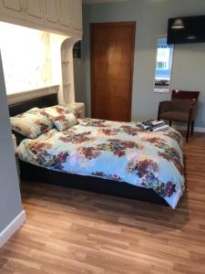 KilkellyJune’s b&b的一间卧室配有一张带花卉棉被的床