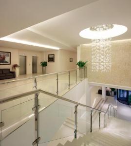 萨格勒布阿里斯托斯酒店的大堂设有楼梯和带吊灯的天花板