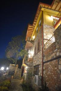 卡托劳塔翁Santa Marina Guesthouse的一座石头建筑,晚上有灯