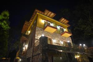 卡托劳塔翁Santa Marina Guesthouse的一座晚上有灯的建筑