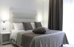 利多迪卡马约雷Park Hotel Giusy的一张白色的床,上面有枕头