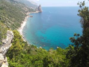 包内伊Il Giardino的从悬崖上欣赏海滩美景